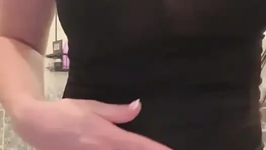 Büyük memeli genç üvey anne banyoda dildoyla sikişiyor