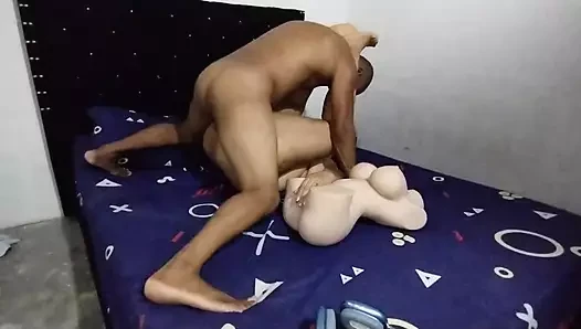 Üvey babam beni lezzetli bir şekilde sikmek ve beni spermle kaplı bırakmak için evde yalnız olduğumuz gerçeğinden faydalanıyor