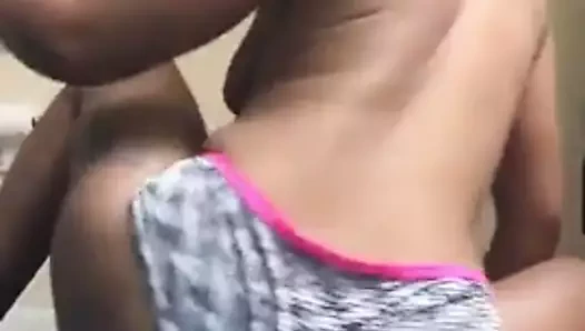 Büyük göt abanoz bebek yatak odasında twerking