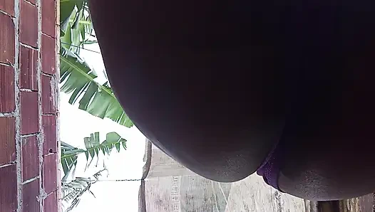 Yaramaz iri güzel evli kadın açık havada büyük göğüslerini ve ateşli kıllı amcığını gösteriyor