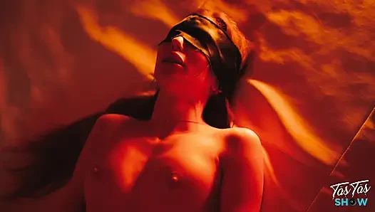 Muhteşem esmer kulüpte bir yabancı tarafından sikiliyor - glory hole