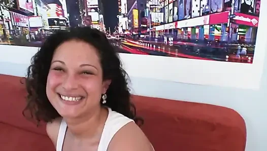 Güzel sıkı tıraşlı amcıklı seksi esmer ben şehvetli bir şekilde boşalırken sert yarağıma atlamayı seviyor