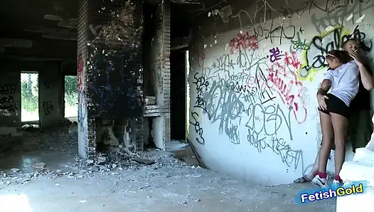 Ateşli evli kadın kocasının genç sarışın bir kızla sikişini izliyor