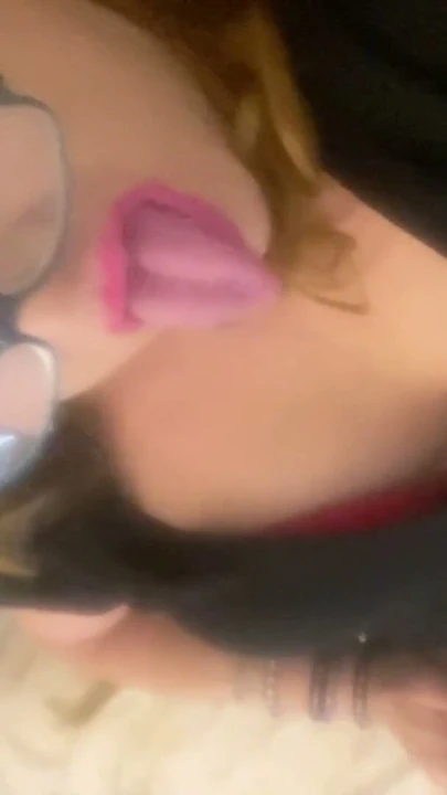 Yüksek topuklu ve seksi iç çamaşırlı travesti krissy sweets derlemesi tatlı sıkı sikiş deliğinde büyük zenci yarağını istiyor | Klip 2