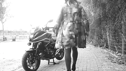 Geçen her araba, şeffaf elbisesinin altında penisinin titrediğini gördü.