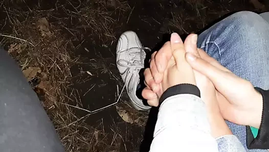 Ateşin yanındaki ormanda komşu mastürbasyon yapıyor ve kirli konuşuyor