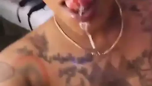 Yüzünü gururla takıyor