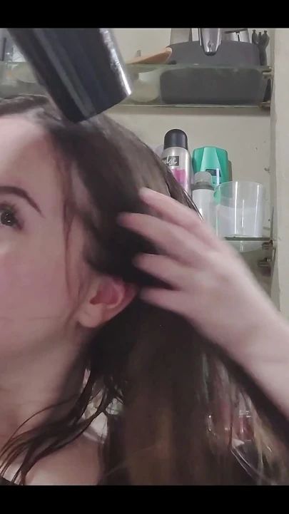 Drying My Hair. Islaktan kuru ve yumuşaka nasıl gittiğine bayılıyorum