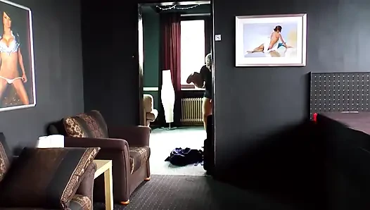 Seksi amcıkta olgun yarak, amcık dildo sikiliyor
