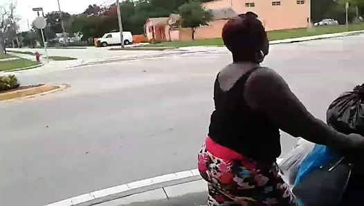 Zamanında pencereden kalın seksi yaşlı kadın yakalandı