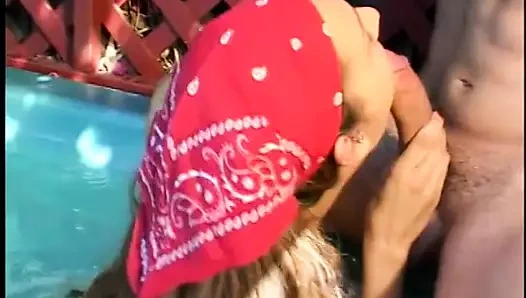 Sıkı, azgın genç esmer sakso çekiyor, sert bir yarak alıyor ve jakuzide yüzüne boşalıyor