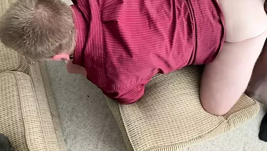 Siyah adam bir ibne kullanır