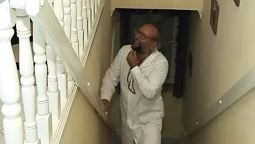 Yaramaz Alman hemşire sert sikiştikte döl içiyor