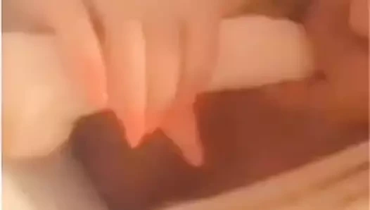 Sisata Dara voli veliku kurcinu u svojim droljastim ustima