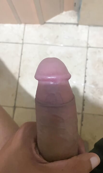 Güzel boşalana kadar yarağımın başını gösteriyorum