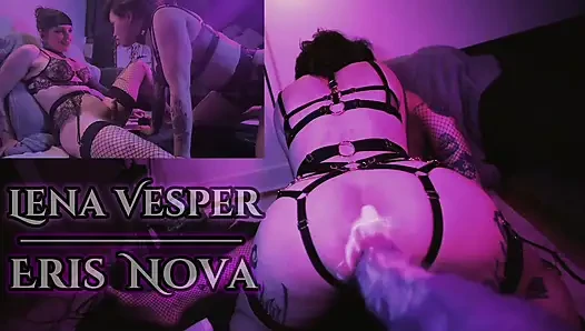 Lena Vesper sikiş makinesine binerken Eris Nova tarafından domine ediliyor ve yüzünü sikiyor