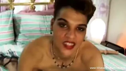 Kocası uzakta iken karısı boşalan