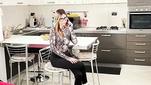 Üvey anne, üvey oğlunun genç tamirci arkadaşını baştan çıkarıyor