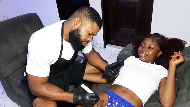 Моя клиентка попросила меня трахнуть ее своим большим хуем после татуировки на ее заднице и области киски