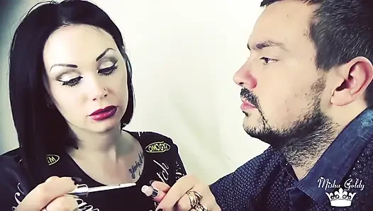 Alex'i kırmızı parlak rujla kapatıyor ve yüzünü öpüyor!