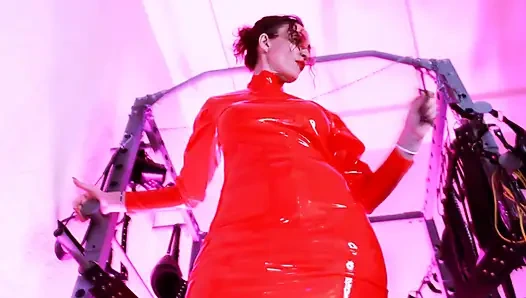 Hakimiyet kırmızı lateks sahibe Eva ateşli bdsm orta yaşlı seksi kadın egemenliği fetişi cbt yarak oyunu