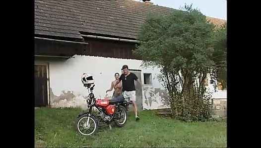 Başarısız mastürbasyon yapan adam karısını pokerde oynuyor ve rakibi tarafından sikilmesini izliyor!