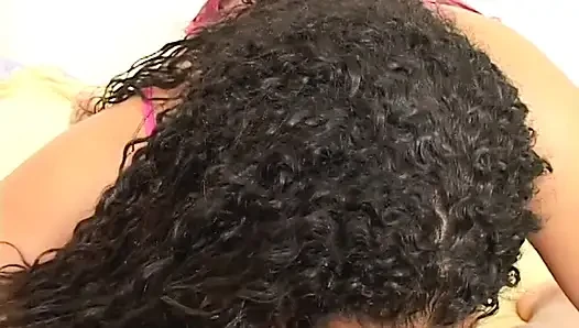 Büyük bristolslü dolgulu zenci piliç Cheyanne Foxxx sıcak ıslak ağzıyla büyük bir yarağa tapıyor