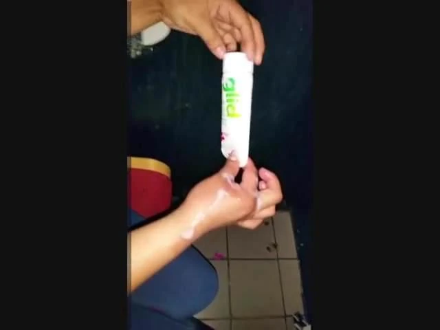 Pajote en el lavabo  oscuro