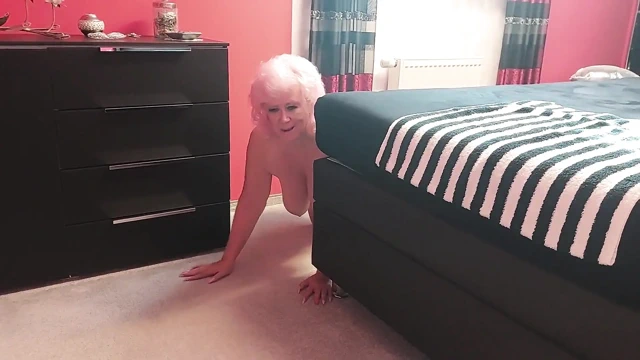 Azgın Alman nine eş değiştirmede bir yabancıyla sikişiyor ve büyük bir dölleniyor!