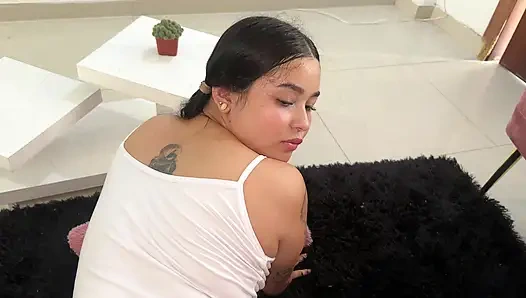 Baldızım bir geziden geliyor ve onu lezzetli bir sikişle alıyorum