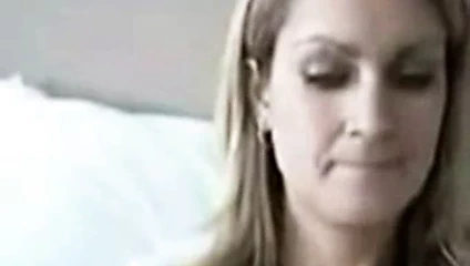 Kimberly beceriksiz yüzünü gösteriyor