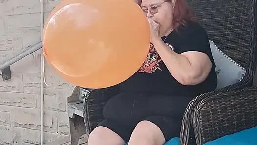 Büyük Güzel Hemşire Vicki'nin Büyük Bir Balonu Patlatma Isteği Var