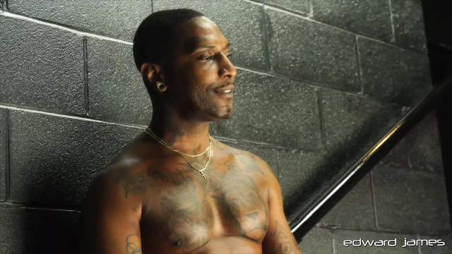 Edwardjames hakunabad spor salonunda korunmasız ve azdırıcı bir şekilde romantizme boyun eğiyor