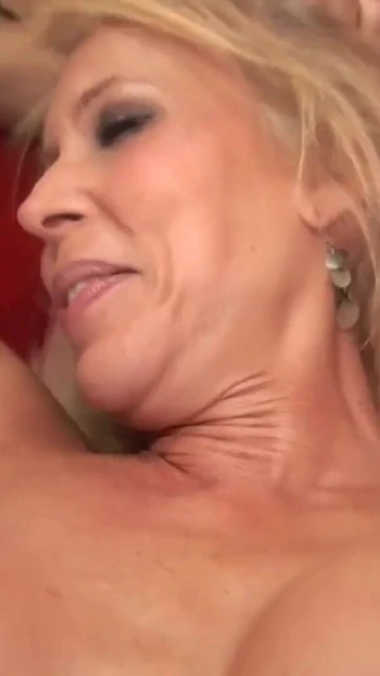 Обязательный для обмена момент из "Волосатая худенькая блондинка зрелая пума наслаждается членом молодого парня"