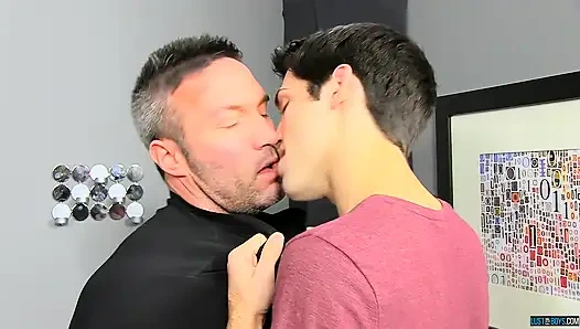 Neden evde yarakla dışarı çıkıyor?