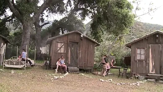 Şehvetli sürtükler açık havada iki adamı emiyor ve sikişiyor