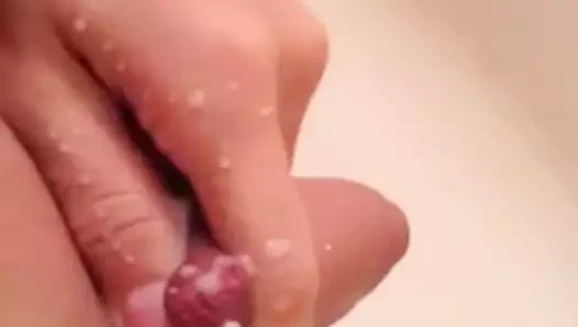 Sağma onu göğüsleri ve işemek