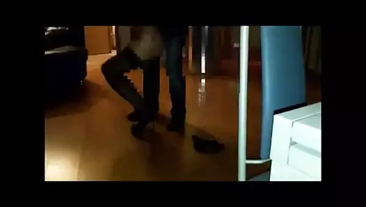 Kocası karısını bir teslimatçıya verdi