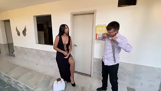 İş arkadaşımın banyosuna onu sikmek için giriyorum