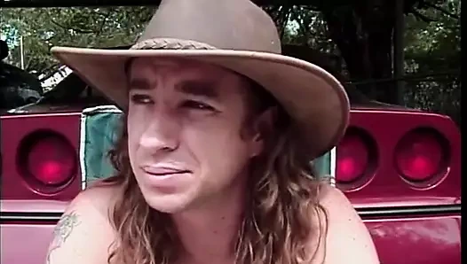 Tombul zenci genç kız beyaz uzun saçlı bir adam tarafından içine alıyor