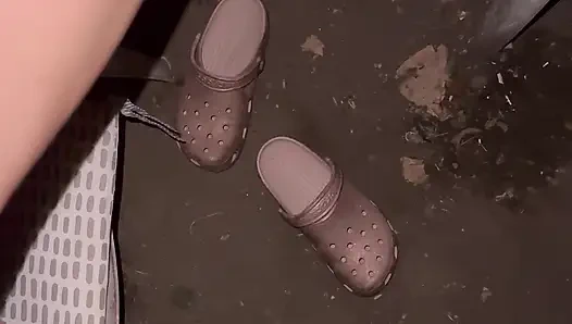 Beni bahçede masada beni siktirdi ve sonunda boşalttı!