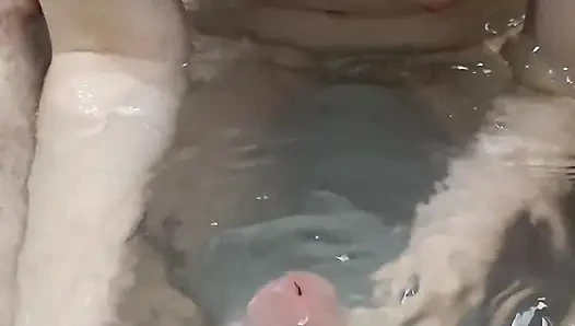 Banyoda elle muamele ateşli sualtı boşalması ile sona erdi!