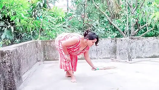 Pati ke bahar jane ke baad Bhabhi ne naya brah lene ke bahane ghar me bula kar kiya sex