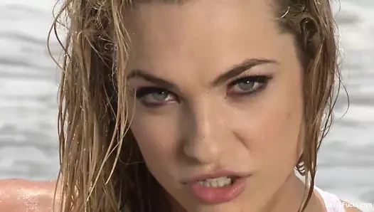 Dahlia gökyüzü sahilde dalga geçiyor