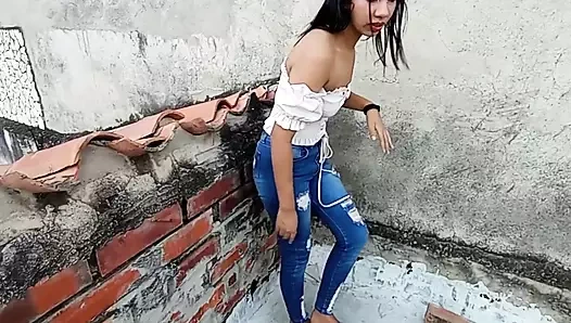 Büyük götlü esmer amına boşalmayı seviyor 18 yaşındaki esmer hatun