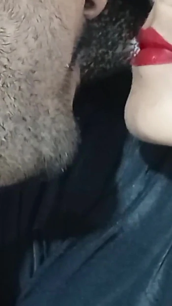 Эмоциональный момент из "Поцелуй губ с мусульманской девушкой"