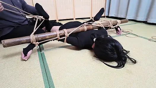 Xr40-siyah çoraplı kız haça bağlı