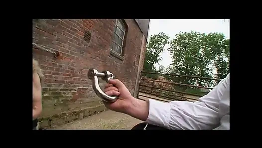 Aşağılayıcı esaret kırbaçlama parmaklıyor