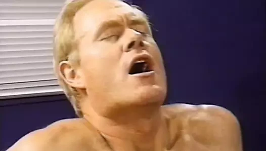 Dildoyla sikişiyor.