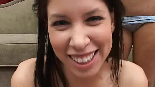 İki ateşli kadın ateşli yarağımla eğleniyor